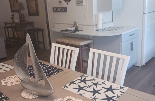 Allandale House | The Turtles Nest, Freshly remodeled, All New! 1.5 miles to beach .