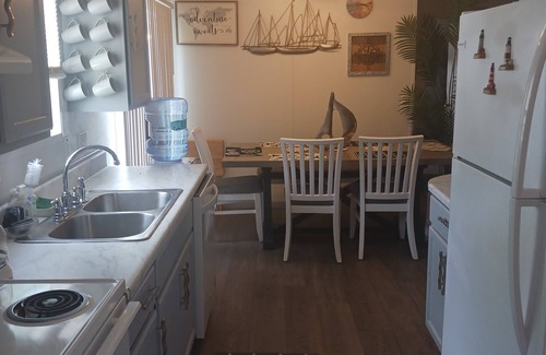 Allandale House | The Turtles Nest, Freshly remodeled, All New! 1.5 miles to beach .