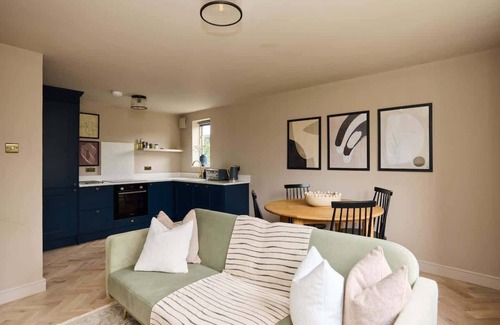 London Borough of Hounslow Apartment | The Twickenham Wonder - 1 Bdr Flat with Parking