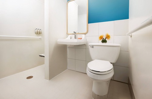 Waikiki Hotel | The Twin Fin Hotel