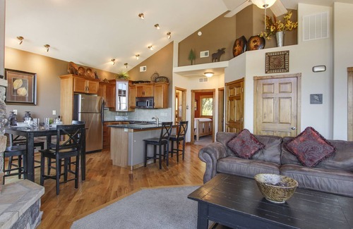 Estes Park Condo | The Twin Owls 21A - 2 Br Condo with Private Hot Tub - Lake and Mountain Views