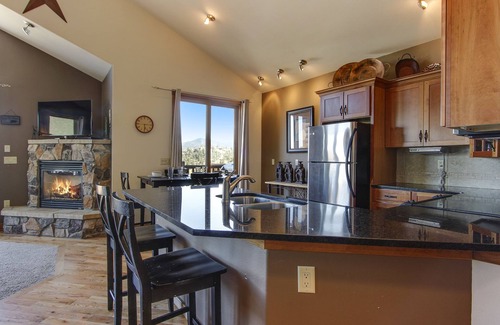 Estes Park Condo | The Twin Owls 21A - 2 Br Condo with Private Hot Tub - Lake and Mountain Views