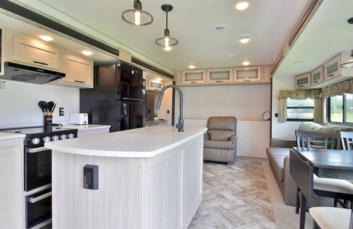 Decatur RV Rental | The Twin Pines Escape