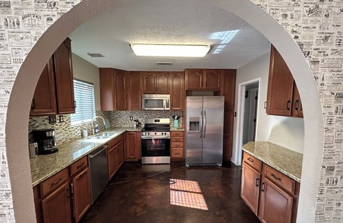Jewell Heights - Hoffman Heights House | The Ultimate Furnished Rental-Centrally Located