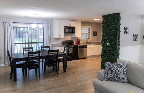 Lupton City House | The' Ultimate Getaway Spot ' only minutes away from the lake