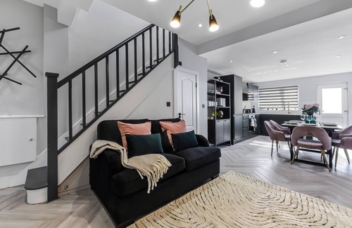 Turkey Street House | The Ultimate Hangout: 4BR Modern House with Garden