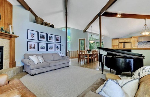 Auburn House | The Ultimate Lakefront Home! Fully Furnished - 30-Day Minimum Stay