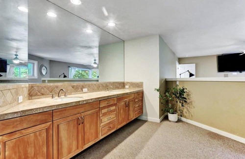 Auburn House | The Ultimate Lakefront Home! Fully Furnished - 30-Day Minimum Stay