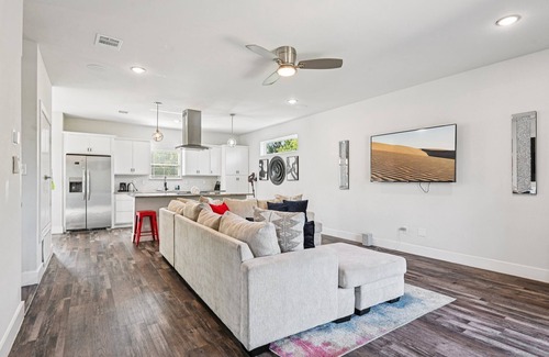 Cedar Crest Apartment | “The Ultimate View: Skyline Luxury Retreat in Dallas”