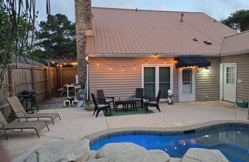 Mobile House | The University of South Alabama Poolside Getaway