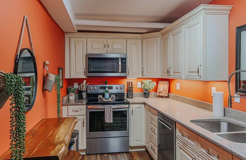Staunton Apartment | The Urban Cowboy Suite: Walk Downtown!