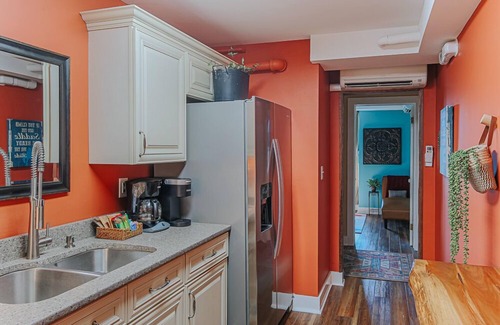 Staunton Apartment | The Urban Cowboy Suite: Walk Downtown!