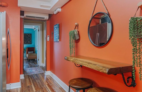 Staunton Apartment | The Urban Cowboy Suite: Walk Downtown!