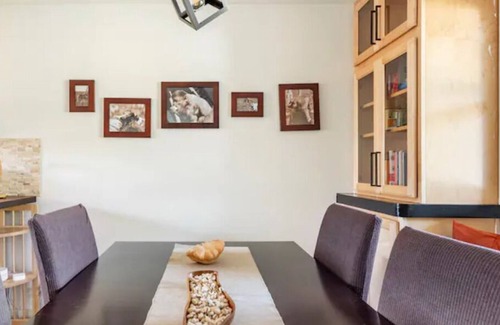 Thurston House | The Urban Sanctuary | Sleeps 8 | W/ Spacious Yard