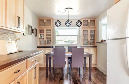 Thurston House | The Urban Sanctuary | Sleeps 8 | W/ Spacious Yard