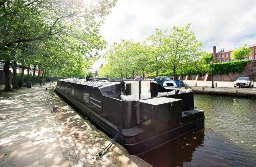 Castlefield Boat Rental | The Vätten Hüs Luxury Boat