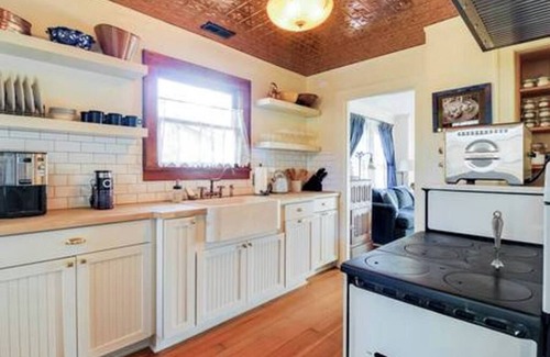 Newberg Cottage | The Valley Wine Cottage - Midterm Rental for Winemakers/George Fox Alumni, etc.