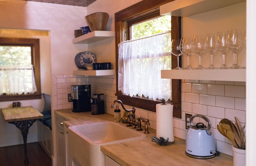 Newberg Cottage | The Valley Wine Cottage - Midterm Rental for Winemakers/George Fox Alumni, etc.