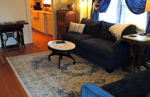 Newberg Cottage | The Valley Wine Cottage - Midterm Rental for Winemakers/George Fox Alumni, etc.