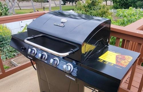 Linda Vista House | The Veranda Large Deck, BBQ & Fire Pit