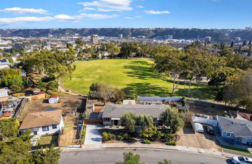 Linda Vista House | The Veranda Large Deck, BBQ & Fire Pit