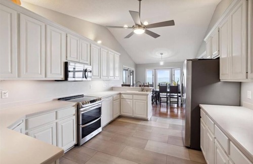 Cleveland House | THE VERY BEST VIEW ~ 4 King Beds, 1 Q, 1 bunk w full. Hot Tub ~ Private Chef