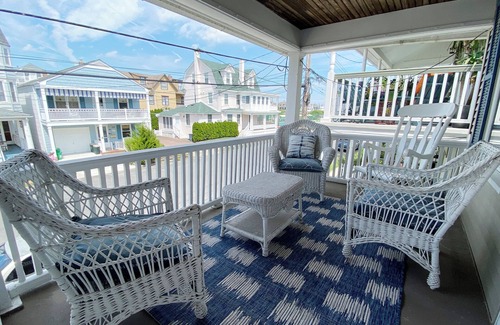 Ocean Grove House | THE VICTORIA - Stylish Home 6 Mins Walk to Beach, Beach Passes, Pet Friendly