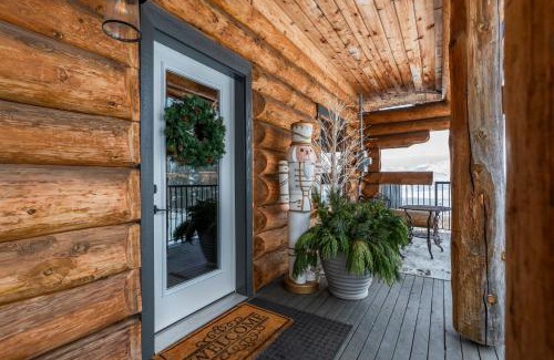 Vernon Ski Chalet | The View Point Lodge Cozy Log House with Hot Tub