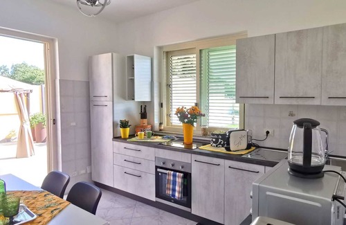 Giardini Naxos Villa | The Villa Trinacria, villa within walking distance of the sea with all services close by.