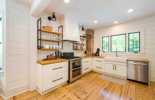 Flat Rock House | The Village House/great dining, hiking & wineries!