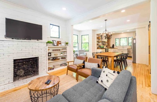 Flat Rock House | The Village House/great dining, hiking & wineries!