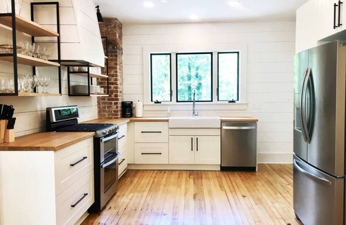Flat Rock House | The Village House/great dining, hiking & wineries!