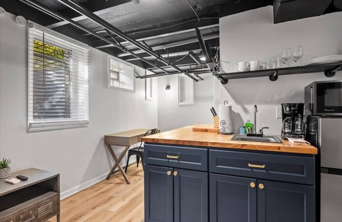 Shadyside Apartment | The Walnut Suites - The Onyx Suite