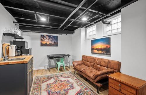 Shadyside Apartment | The Walnut Suites - The Emerald Suite