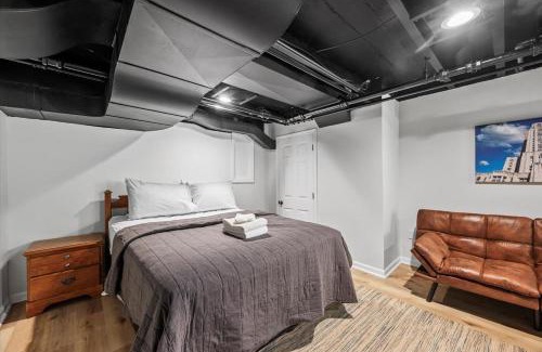 Shadyside Apartment | The Walnut Suites - The Onyx Suite