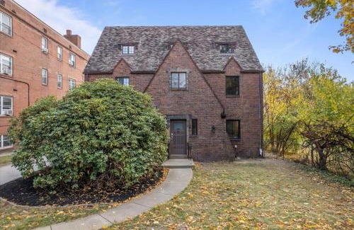 Shadyside Apartment | The Walnut Suites - The Incline Suite
