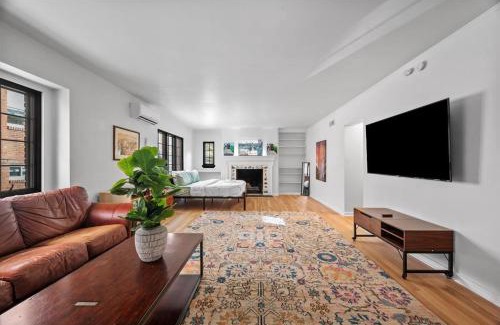 Shadyside Apartment | The Walnut Suites - The Incline Suite