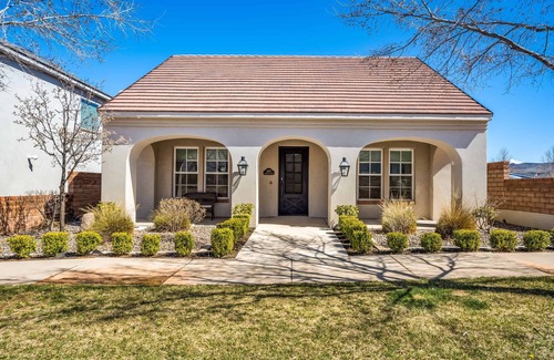 Hurricane House | The Wanderer: Pool, Hot Tub, Splash Pad, Dog Friendly