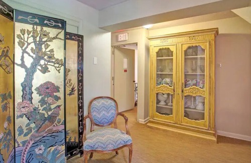 Jamestown Bed & Breakfast | The Warner Room at The Oaks Hotel-Queen Bed