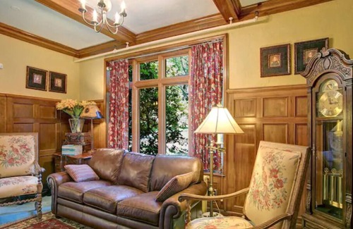 Jamestown Bed & Breakfast | The Warner Room at The Oaks Hotel-Queen Bed