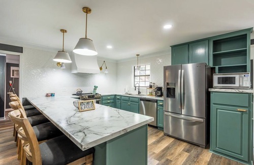 Higden House | The Waters Edge on Greers Ferry lake. Take a walk to personal pebble beach