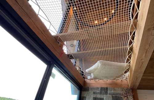 Utterson Cottage | The Water’s Edge ** Unique Muskoka Treehouse **
