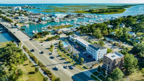 Airlie House | The Waterway 115 by Sea Scape Properties