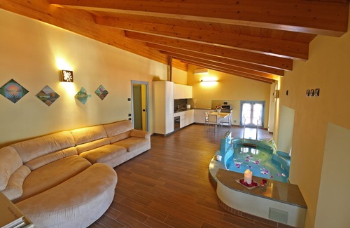 Lezzeno Apartment | THE WAVE : APARTMENT