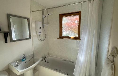 East Lewiston House | The Wee Hoose near Loch Ness, private garden, private parking