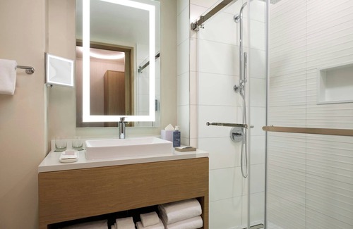 Queens Hotel | The Westin Flushing Laguardia Airport