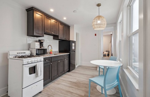 Hampton Apartment | The Whale Tail | Ocean Views | Private Balcony