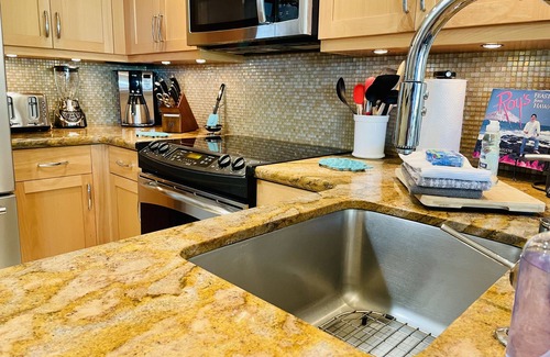 Kaanapali Apartment | The Whaler! ~Beautifully remodeled ground floor courtyard studio~