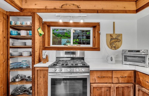 Kellogg Cabin | The Where We Roam Log Cabin - Walk to Town with Mountain Views!