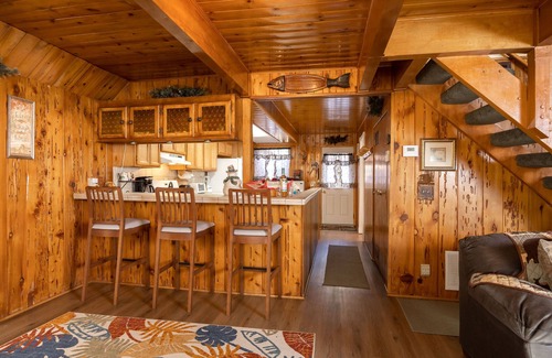 Whispering Forest Ski Chalet | "The Whispering Bear" Beautiful Chalet close to the lake. Pool Table.